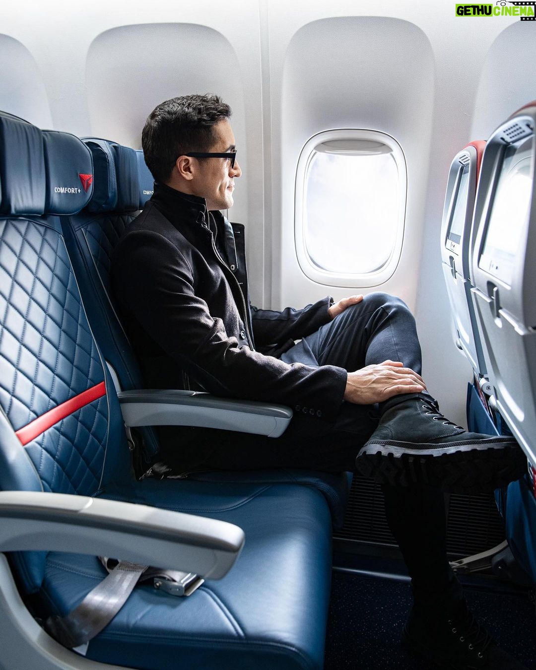 Keahu Kahuanui - 8.4K Likes - Since 2001, I've flown around 250-300k miles with numerous airlines in all classes so when Delta Airlines invited me to take their NEW 5-star Main Cabin service to London, I was excited to compare notes and find out that not only have flight attendants personally helped to redesign the experience, it also includes an upgraded menu, welcome drink (like in first and biz class), actual Ben & Jerry's ice cream and... chocolate while you wait to deplane. #ad
-------------------------------
Window or aisle, and why?