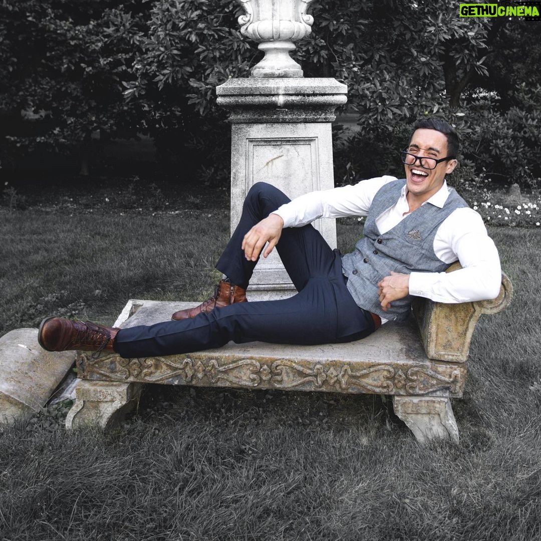 Keahu Kahuanui - 8.1K Likes - Laughing because this sofa hurts so much that I want to cry.