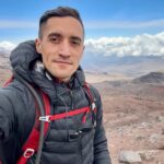Keahu Kahuanui Instagram - To all those celebrating holidays this month, to those spending much needed time with family, to those simply taking the time off (or working overtime for some extra cash), aloha and happy holidays / time off from me and this mountain whose peak is apparently the furthest point from the center of the Earth. (Extra points if you can guess where). #optoutside #trekking #explore #wandern #mountains #wandernmachtglücklich #wandern #ecoturismo #earthfocus #noonecaresabouthashtags Volcán Chimborazo