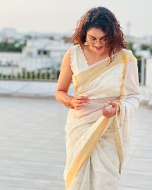 Keerthy Suresh Instagram - Catching the golden hour on Thiruvonam! 🌼✨

എല്ലാവർക്കും ഹൃദയം നിറഞ്ഞ ഓണാശംസകൾ! ❤️

#OnamVibes