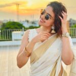 Keerthy Suresh Instagram – Catching the golden hour on Thiruvonam! 🌼✨

എല്ലാവർക്കും ഹൃദയം നിറഞ്ഞ ഓണാശംസകൾ! ❤️

#OnamVibes
