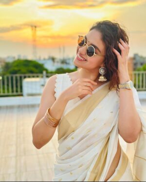 Keerthy Suresh Instagram - Catching the golden hour on Thiruvonam! 🌼✨

എല്ലാവർക്കും ഹൃദയം നിറഞ്ഞ ഓണാശംസകൾ! ❤️

#OnamVibes