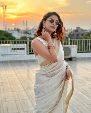 Keerthy Suresh Instagram - Catching the golden hour on Thiruvonam! 🌼✨

എല്ലാവർക്കും ഹൃദയം നിറഞ്ഞ ഓണാശംസകൾ! ❤️

#OnamVibes