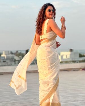 Keerthy Suresh Instagram - Catching the golden hour on Thiruvonam! 🌼✨

എല്ലാവർക്കും ഹൃദയം നിറഞ്ഞ ഓണാശംസകൾ! ❤️

#OnamVibes
