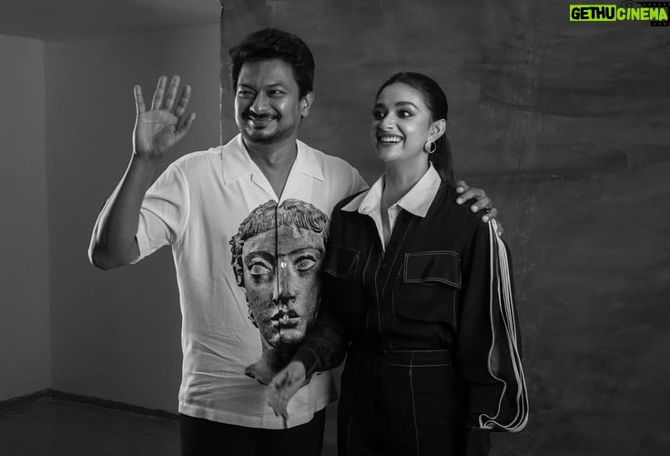 Keerthy Suresh Instagram - All smiles and laughs, with the legendary team! 🖤 #MAAMANNAN releasing in cinemas near you on 29th June. @mariselvaraj84 @udhay_stalin @arrahman #Vadivelu #FahadhFaasil @redgiantmovies_ @thenieswarcinematographer @selva_rk @kabilanchelliah @kalaignartvofficial @teamaimpro