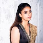 Keerthy Suresh Instagram – One of the busiest days hustling from a shoot in Pondicherry to celebrate the audio launch in Chennai with my #Siren Fam anddd it was all worth it! 🖤

Siren alarming in theatres from tomorrow 🚨

#Siren #sirenaudiolaunch