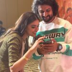 Keerthy Suresh Instagram - Just us, looking at Dharani and Vennela 🤷‍♀️ #Dasara #DasaraPromotions #DasaraOnMarch30th #PromotionBreaks