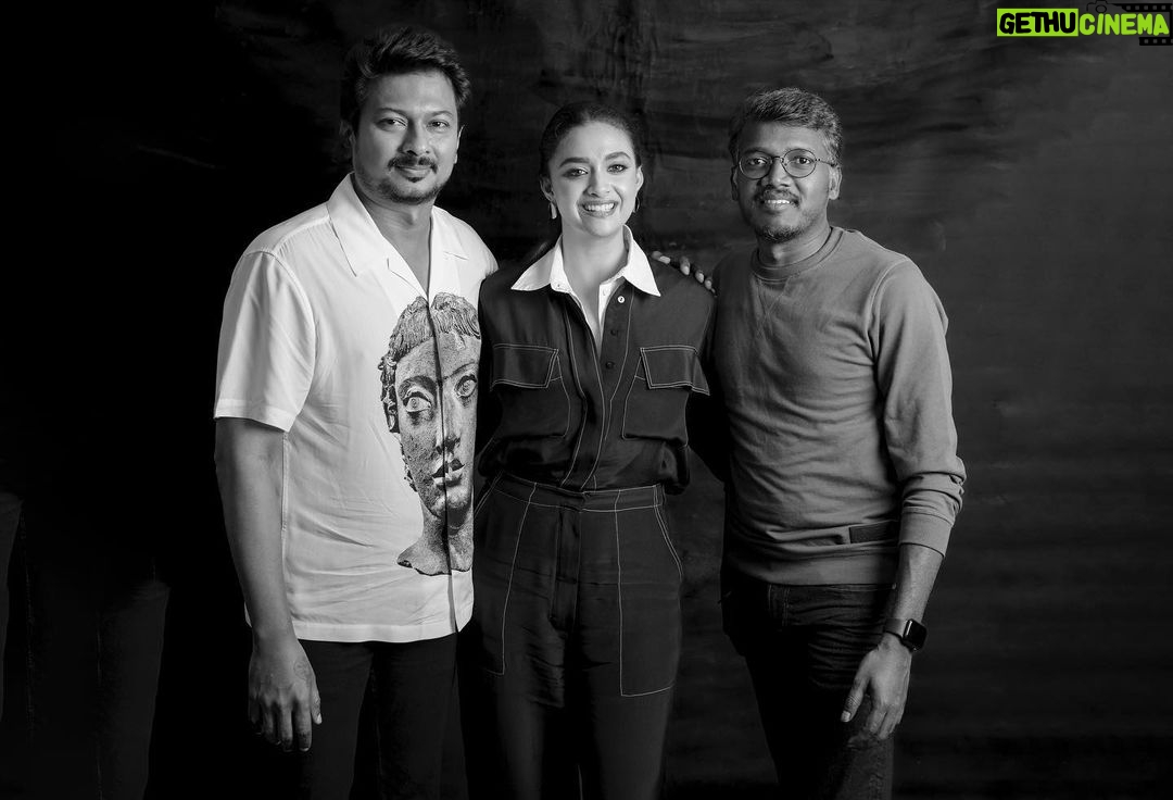Keerthy Suresh Instagram - All smiles and laughs, with the legendary team! 🖤 #MAAMANNAN releasing in cinemas near you on 29th June. @mariselvaraj84 @udhay_stalin @arrahman #Vadivelu #FahadhFaasil @redgiantmovies_ @thenieswarcinematographer @selva_rk @kabilanchelliah @kalaignartvofficial @teamaimpro