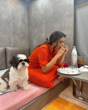 Keerthy Suresh Instagram - Binging on panduri mangoes before the season gets over! 🥭🤤

#MangoLove #SummerSeason