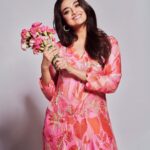 Keerthy Suresh Instagram - Maybe I have started liking pink now! 🤷‍♀️🌸 #ShootDiaries #PinkLove