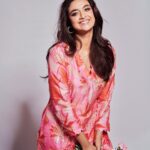 Keerthy Suresh Instagram - Maybe I have started liking pink now! 🤷‍♀️🌸 #ShootDiaries #PinkLove