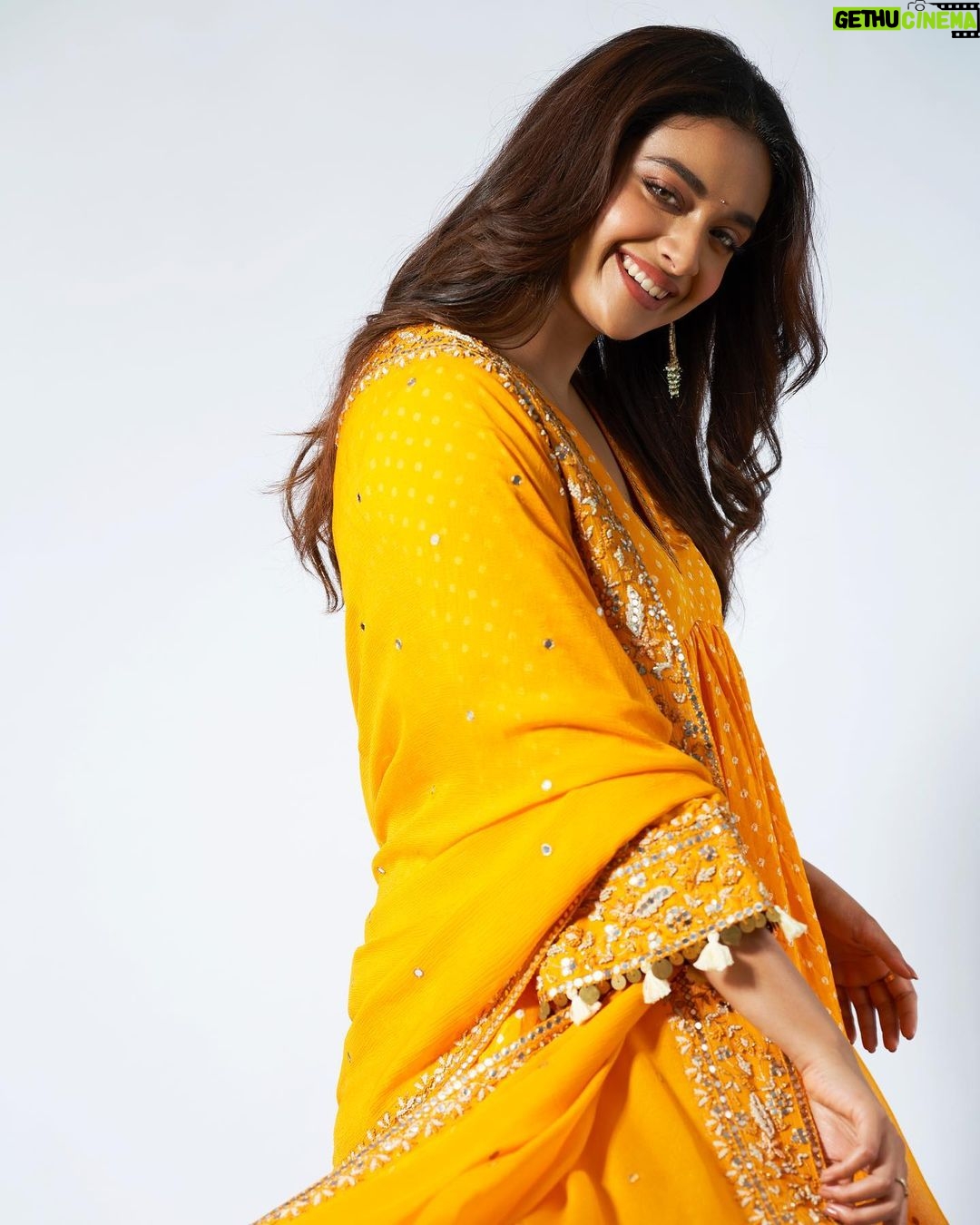 Keerthy Suresh Instagram - Yelloveee 💛