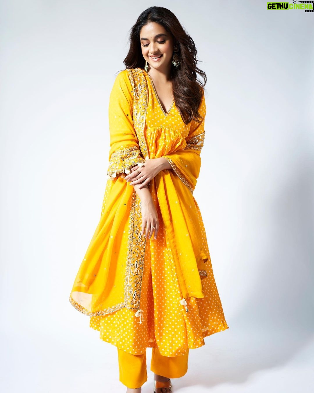 Keerthy Suresh Instagram - Yelloveee 💛