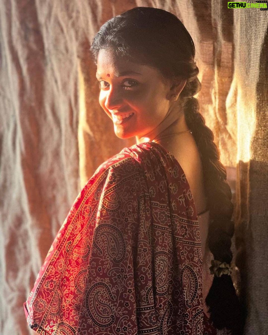 Keerthy Suresh Instagram - 25 days of #Dasara ❤️ Thanks a million for all the love you have showered on Dasara and Vennela! 🤍 Love love love only love and gratitude 🤗🙏 @nameisnani @dheekshithshettyofficial @srikanthodela__ @musicsanthosh @sathyansooryan.isc @navinnooli @kollaavinash @jithu_choreographer @slv_cinemas @saregamatelugu