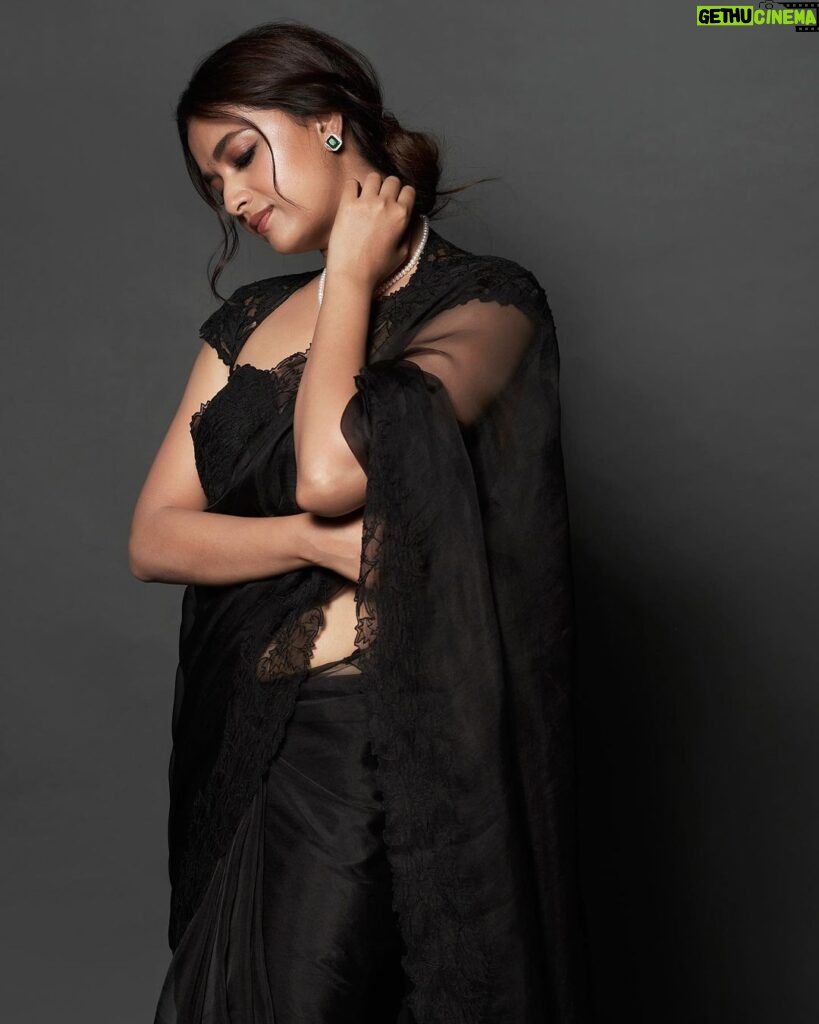 Keerthy Suresh Instagram - Embracing black ♠️ #DasaraPromotions #Dasara