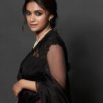 Keerthy Suresh Instagram - Embracing black ♠️ #DasaraPromotions #Dasara