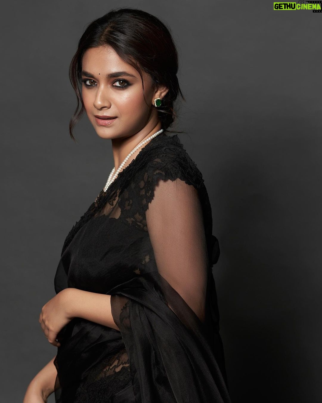 Keerthy Suresh - 1.7 Million Likes - Embracing black ♠️
#DasaraPromotions #Dasara