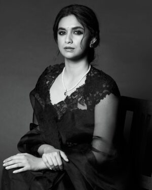 Keerthy Suresh Instagram - Embracing black ♠️

#DasaraPromotions #Dasara