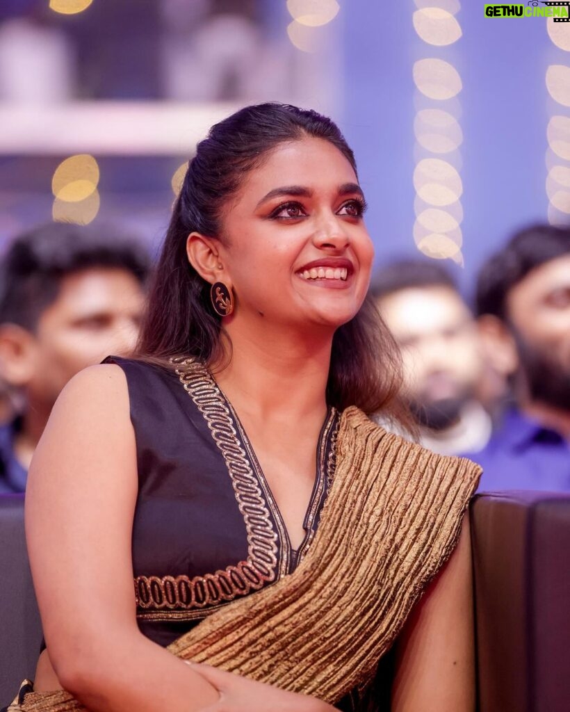 Keerthy Suresh Instagram - One of the busiest days hustling from a shoot in Pondicherry to celebrate the audio launch in Chennai with my #Siren Fam anddd it was all worth it! 🖤 Siren alarming in theatres from tomorrow 🚨 #Siren #sirenaudiolaunch
