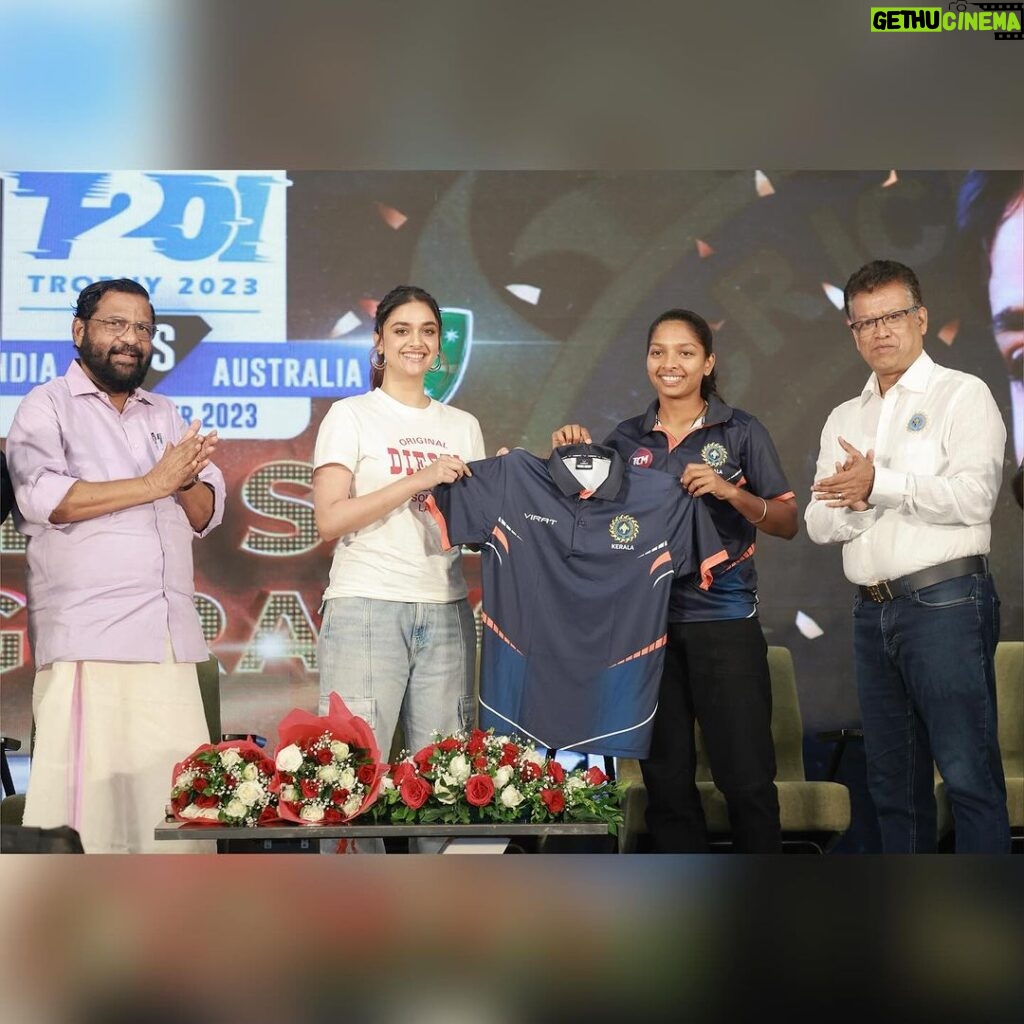 Keerthy Suresh Instagram - It was an utmost pleasure to have met these talented and energetic individuals, the future of Women’s Cricket ❤️ Got to chat with Minnu Mani, one of Kerala’s pride 🤗 Happy to have inaugurated the ticket sales for the upcoming India vs Australia T-20I and extremely Honoured to be associated as the Goodwill ambassador for the Kerala Cricket Association 🏏 #womencricket #keralacricketassociation