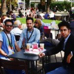 Keivan Mohseni Instagram - يادم نمياد دوستي طولاني مدت با كسي داشته باشم. بيشتر دوستانم تنها زمان كوتاهي هستند. با رامين و ايمان اكبرپور و ارشيا زرين كمتر از يك هفته بودم. دوستان خوب و بعضي مواقع مرموز. دوستاني كه هيچ چيزي دربارشون نميدوني و اونا هم همينطور ولي ميتونستي در فرصتي كوتاه بهشون اعتماد كني. دوستاني كه هر صبح با قهوه جشنواره كنار هم جمع مي شديم، با فيلمسازان حرف مي زديم و در صف كتابخانه شورت كرنر منتظر ديدن آثار ديگر فيلمسازان بوديم و البته راس ساعت پنج عصر كه معمولا سلبريتي ها بر روي فرش قرمز قدم مي زدن ما در زيرزمين مهمان پذيرايي رايگان جشنواره و خوش و بش با فيلمسازان بوديم. زماني كه يخ ها آب مي شد و همه با هم حرف مي زدن. انگار همه يه هو زبان انگليسيشون خوب شده بود و من طبق معمول دوربين بر دست و لنز در كيف همه داستان شورت كرنر رو ضبط ميكردم. داستان هايي كه قبلا در وب سايت هاي خارجي و نوشته هاي نگين امين زاده و يوسف كارگر خونده بودم. @neginaminz @yousef.kargar هوا كم كم تاريك مي شد و بايد برميگشتم به هتل و دوستانم رو تنها ميزاشتم. آخه كلي راش از جشنواره داشتم و بايد همشون رو كپي مي كردم. يه روز ارشيا اومد كنارم گفت: كيوان ميدوني چيه؟ من از الان دلم براي شهر كن تنگ شده. راست مي گفت. اما من قبل از سفر اينو مي دونستم و براي همين مستند كوتاهي ساختم. مستندي پر از خاطره و نقدي بر شورت فيلم كرنر كن. #كيوان_محسني Festival De Cannes