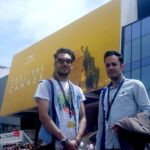 Keivan Mohseni Instagram - يادم نمياد دوستي طولاني مدت با كسي داشته باشم. بيشتر دوستانم تنها زمان كوتاهي هستند. با رامين و ايمان اكبرپور و ارشيا زرين كمتر از يك هفته بودم. دوستان خوب و بعضي مواقع مرموز. دوستاني كه هيچ چيزي دربارشون نميدوني و اونا هم همينطور ولي ميتونستي در فرصتي كوتاه بهشون اعتماد كني. دوستاني كه هر صبح با قهوه جشنواره كنار هم جمع مي شديم، با فيلمسازان حرف مي زديم و در صف كتابخانه شورت كرنر منتظر ديدن آثار ديگر فيلمسازان بوديم و البته راس ساعت پنج عصر كه معمولا سلبريتي ها بر روي فرش قرمز قدم مي زدن ما در زيرزمين مهمان پذيرايي رايگان جشنواره و خوش و بش با فيلمسازان بوديم. زماني كه يخ ها آب مي شد و همه با هم حرف مي زدن. انگار همه يه هو زبان انگليسيشون خوب شده بود و من طبق معمول دوربين بر دست و لنز در كيف همه داستان شورت كرنر رو ضبط ميكردم. داستان هايي كه قبلا در وب سايت هاي خارجي و نوشته هاي نگين امين زاده و يوسف كارگر خونده بودم. @neginaminz @yousef.kargar هوا كم كم تاريك مي شد و بايد برميگشتم به هتل و دوستانم رو تنها ميزاشتم. آخه كلي راش از جشنواره داشتم و بايد همشون رو كپي مي كردم. يه روز ارشيا اومد كنارم گفت: كيوان ميدوني چيه؟ من از الان دلم براي شهر كن تنگ شده. راست مي گفت. اما من قبل از سفر اينو مي دونستم و براي همين مستند كوتاهي ساختم. مستندي پر از خاطره و نقدي بر شورت فيلم كرنر كن. #كيوان_محسني Festival De Cannes