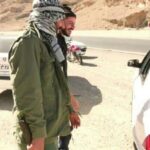 Keivan Mohseni Instagram - فیدان: این یک دفاع تمام قد و آشکار است. دفاع از فیلم‌سازی که پشت دوربینش خلوت‌تر از جلوی آن است. فیلم‌سازی که روحیه‌ای فراموش شده را دوباره برایمان یادآوری می‌کند. روحیه‌ای که در روزگار تکنیسین‌ها، حرفه‌ای‌ها و تکنولوژی‌های مدرن و محتاج سرمایه‌های هنگفت، مضحک به نظر می‌رسد. اما محصول کارش، کارش که نه یاغی‌گری‌اش، حرفه‌ای‌تر از هر محصول حرفه‌ای امروزی ست. نتیجه کارش را باید گذاشت پیش روی همه مدعیان سینمای بلند و کوتاه‌مان. فیلم‌سازی که ابزار دستش دانشش از سینماست و ذهنش مملو از تصاویری ست که شفاف و صادق به خاطر سپرده و حالا بلد است مال خودش کند. عاریه‌ای نیست. خودش است. کیوان محسنی در #گراش و به زبان گراشی و با مردم گراش برای ما، برای سینمایی که عاشقانه و صادقانه دوستش دارد فیلم می‌سازد. فیلم بعد از یک سال نادیده گرفته شدن از سوی جشنواره‌ها و نگاه سرسری تکنیسین‌ها، این روزها در جمع فیلم‌های کوتاه راه‌یافته به#نهمین_جشن_فیلم_کوتاه یک تنه سینمایی فراموش شده را نمایندگی می‌کند. آماتوریسم را در روزگار حرفه‌ای‌گری فریاد می‌زند و محصول کارش بارها بالاتر از تمام حرفه‌ای‌ها می‌ایستد. فیلم و فیلم‌سازی که منکر نقص‌هایش نیست و آن‌ها را ریاکارانه پنهان نمی‌کند، هم عرض و هم وزن تمام داشته‌ها و توانایی‌هایش صادقانه به ما می‌نمایاندشان. تصویربردارن: جواد آب افکن، عدنان دلخسته، احسان فرنام @fidanfilms @bogshortfilm @ehsan.farnam @adnandelkhasteh @javad.see @ahmad_ktm @ms69sh @mehdi.sadeqii @isfa.insta #فیدان #نهمین_جشن_مستقل_فیلم_کوتاه #باگ #پشت_صحنه #آماتوریسم #ژانر #کیوان_محسنی