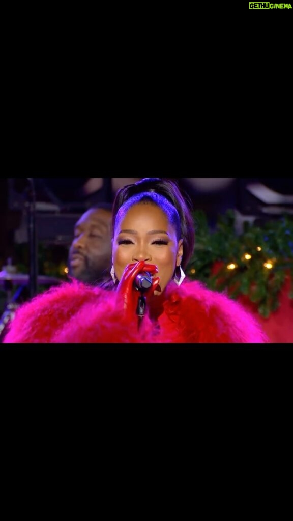 Keke Palmer Instagram - Xmas Kisses 😘 Available now on all platforms! 🔗 in bio