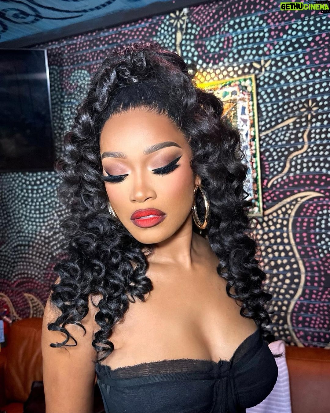 Keke Palmer Instagram - ‘Sit at my right hand until I make your enemies a footstool for your feet.’ Whenever you are down and up against battles you think are too great, remember who you are. God will handle your lightweight… Push through! What didn’t make you can never break you, keep shining. 😍