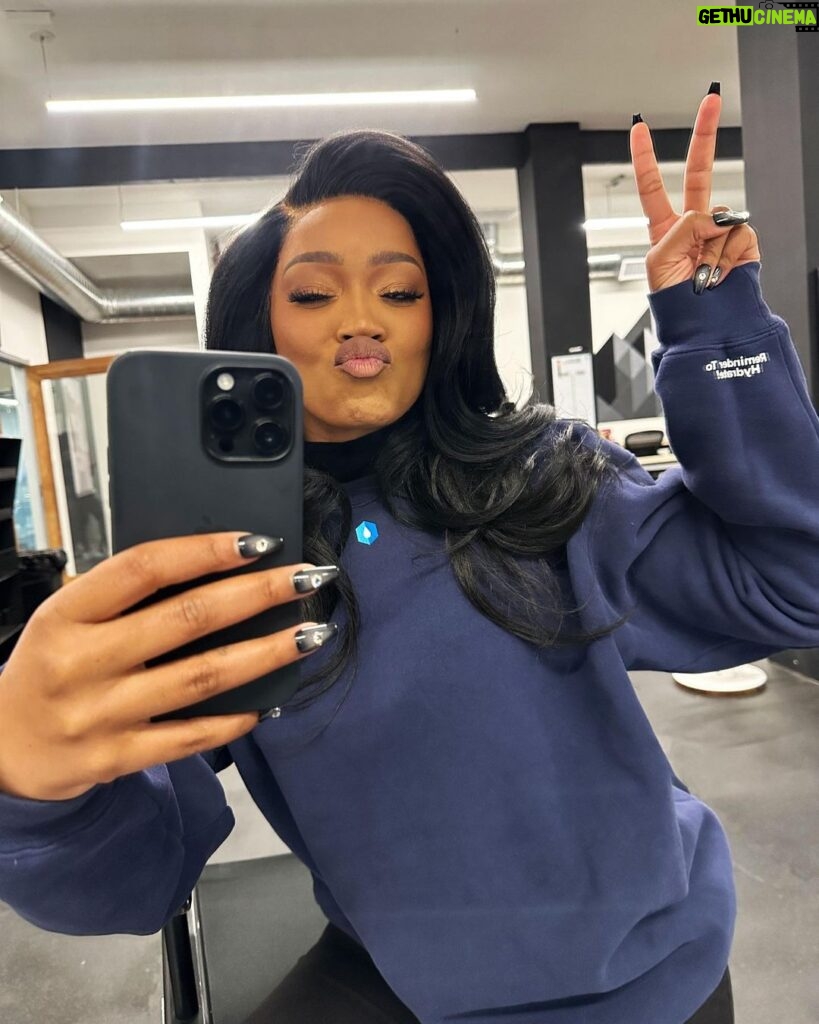 Keke Palmer Instagram - your daily reminder to ✌️stay hydrated✌️out there with @liquidiv #liquidivpartner