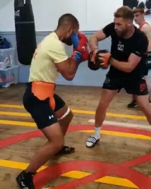 Kell Brook Instagram - Man like @saundersbillyjoe with the padwork. Iron Sharpens Iron 💯

#Boxing #ChampionsChamber #IngleGym #Sheffield #TeamBrook