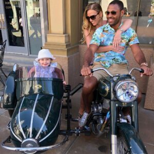 Kell Brook Instagram - Happy Birthday to my beautiful better half Lindsey. Me and the girls love you more than you’ll ever know and we’re looking forward to spoiling you today❤️
-
-
-
 #Happy #Birthday #Lindsey #Lindseh #Familia