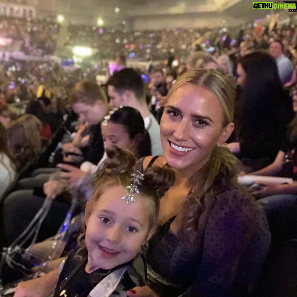 Kell Brook Instagram - Happy Birthday to my beautiful better half Lindsey. Me and the girls love you more than you’ll ever know and we’re looking forward to spoiling you today❤ - - - #Happy #Birthday #Lindsey #Lindseh #Familia Dore