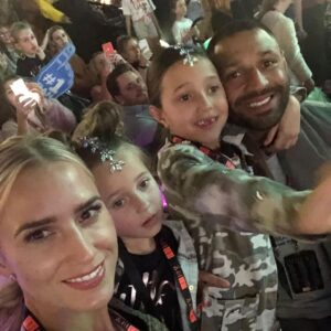 Kell Brook Instagram - Happy Birthday to my beautiful better half Lindsey. Me and the girls love you more than you’ll ever know and we’re looking forward to spoiling you today❤️
-
-
-
 #Happy #Birthday #Lindsey #Lindseh #Familia
