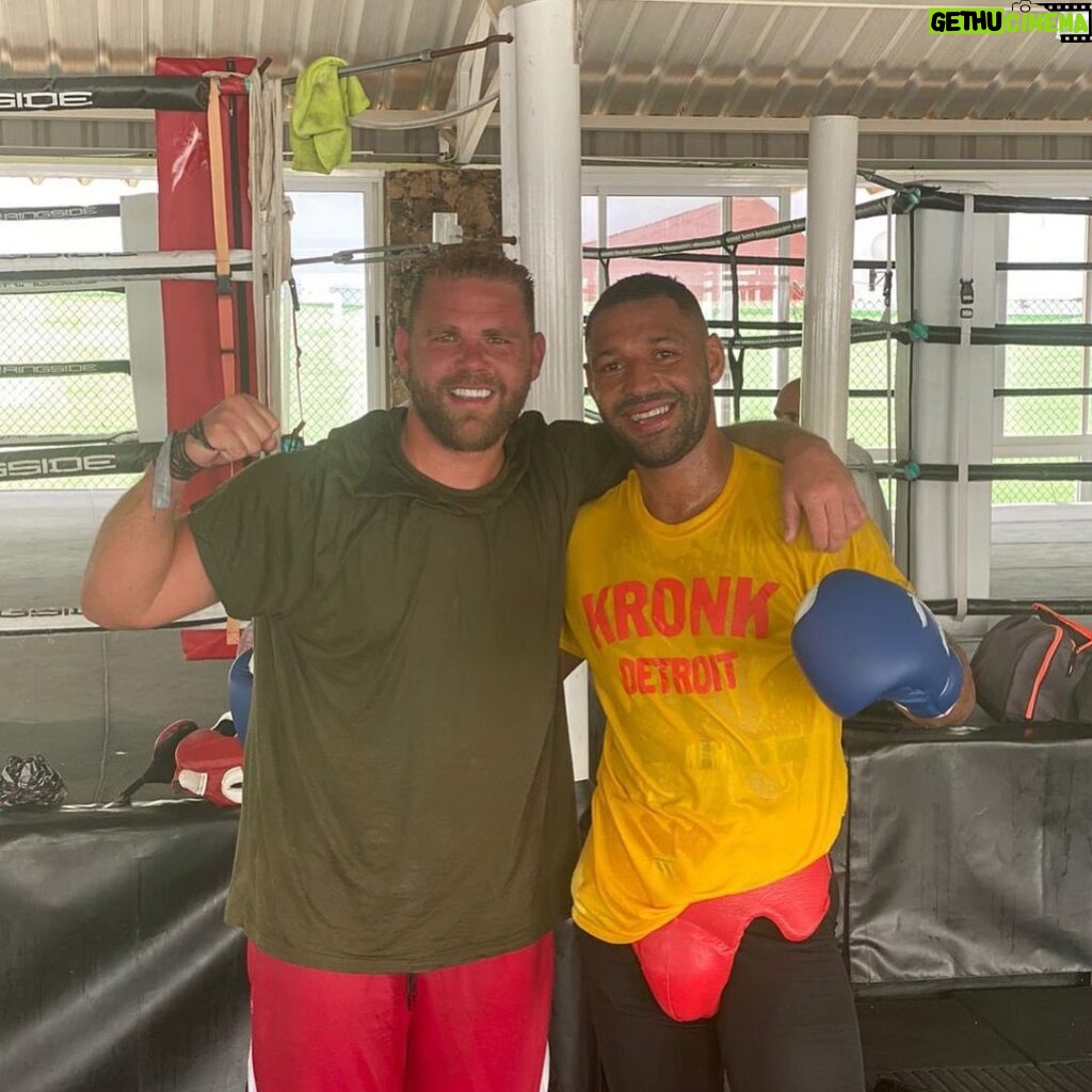 Kell Brook Instagram - Good 8 rounds banked this morning! First open spar ever done with the champ @saundersbillyjoe #IronSharpensIron #ChampCamp