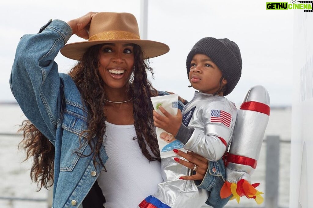 Kelly Rowland Instagram - #ad Such a great day with Noah and @waterwipes! 💧 ✨ We love WaterWipes because they're gentle and made with just 99.9% water and fruit extract. Always in my bag and will help keep the kids clean trick-or-treating. #Hallowclean #WaterWipesPartner