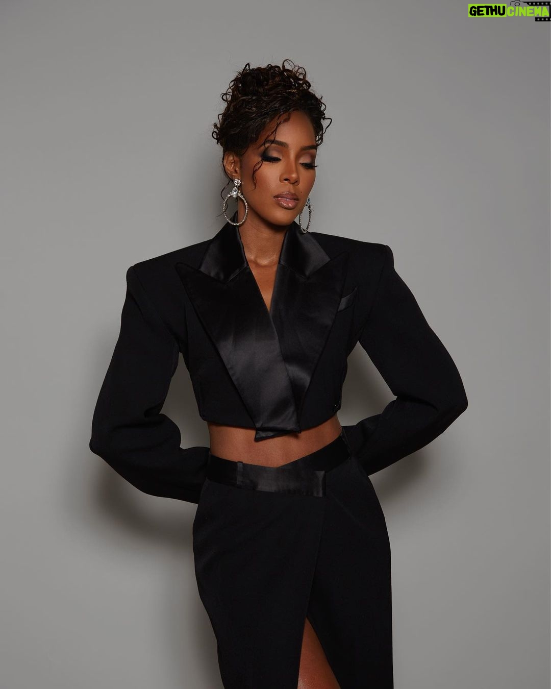Kelly Rowland Instagram - 🖤when your kids ask, “when is it my turn?”🖤