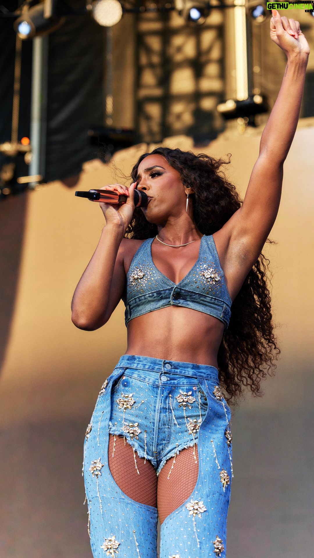 Kelly Rowland Instagram - What a beautiful memory from 2023! BIG Thank You to @levis for the most amazing vibes & fits in stage!! I loved collaborating with you and your team: @levis @connietshen @jimmyjimmereenoo @yongwkim I will never forget this moment!!