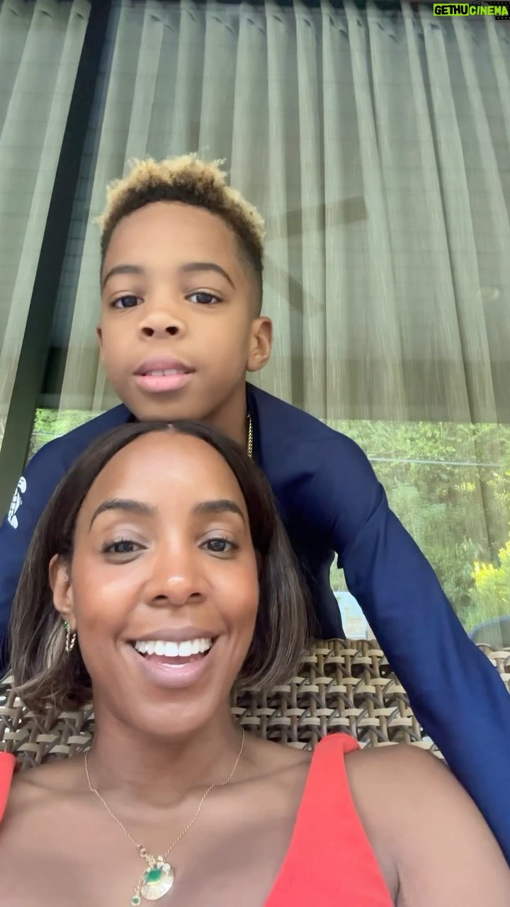 Kelly Rowland Instagram - Hang Time Wit TITAN @titanjewell !!!!! #FuhDa♥️of_____ #basketball