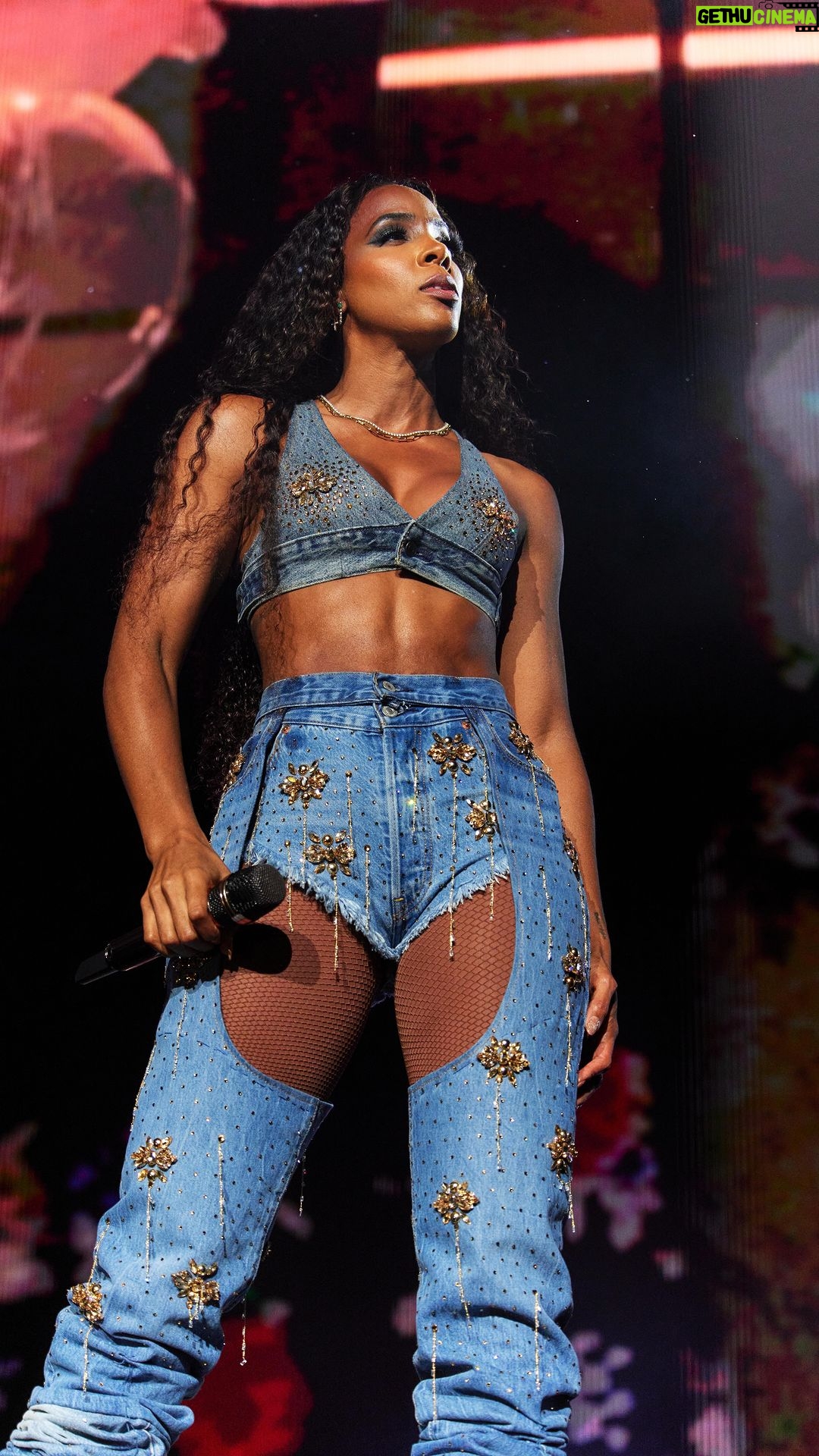 Kelly Rowland Instagram - 2 Nights down, 4 to go! The 🇦🇺 energy!!!!! ♥️♥️♥️♥️♥️♥️