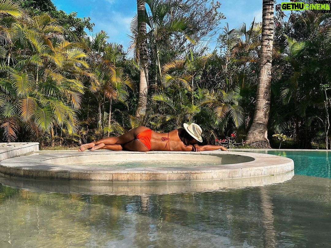 Kelly Rowland Instagram - Back to work in the am♥️ Til then, I’ll just lay here……