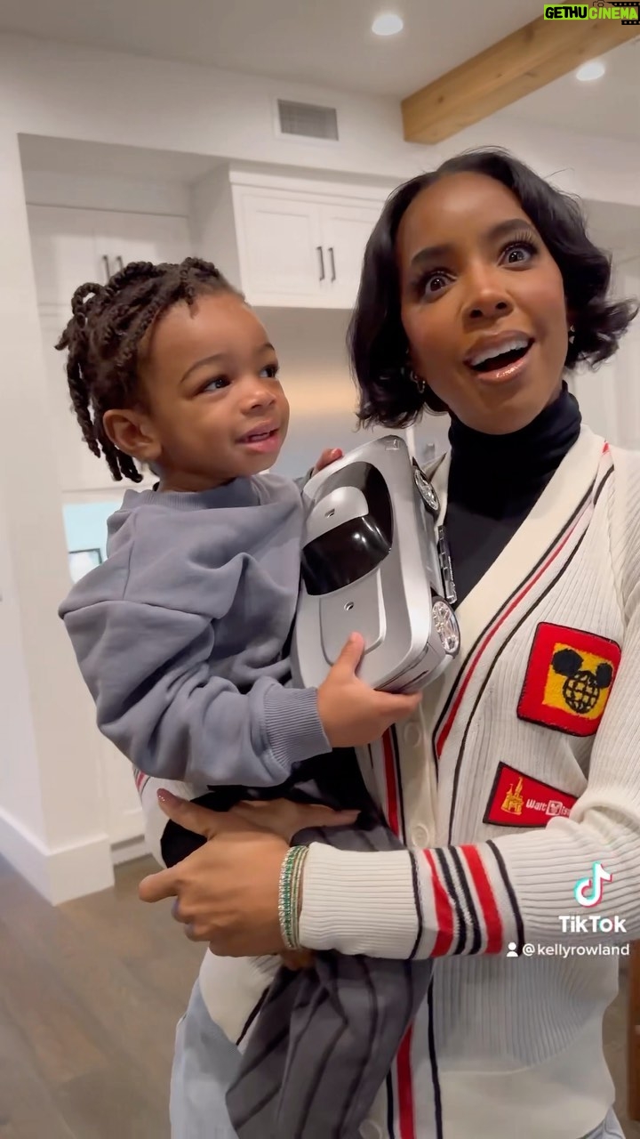Kelly Rowland Instagram - Have a son they say …