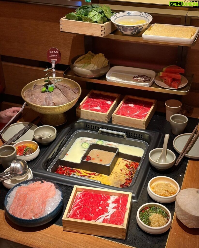 Ken Lertsittichai Instagram - 🥟🍜🥬🍚🍡🥩 #chinesefood #beijing Beijing, China 北京