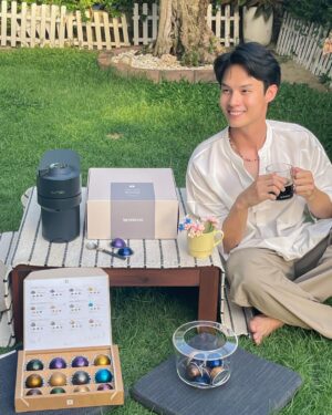Ken Lertsittichai Instagram - Nespresso นำเสนอชุดกาแฟ Welcome Offer สำหรับลูกค้าใหม่ในกลุ่ม *VERTUO* Line ที่รวมกาแฟแคปซูลรสชาติขายดี  ให้คุณสัมผัสรสชาติอันเป็นเอกลักษณ์จากเนสเพรสโซ ☕️​ 
​
ร่วมรับสิทธิพิเศษมากมายด้วยการสมัคร Nespresso Club ผ่านทางเว็บไซต์หรือแอพพลิเคชั่น รับสิทธิพิเศษและของสมนาคุณมากมายได้ถึง 3 ขั้นตอน​

Step 1 - สมัครสมาชิกและสั่งซื้อ Nespresso *VERTUO* Welcome Offer  ครั้งแรก รับฟรี! ชุดแก้วที่ช่วยเติมเต็มโมเมนต์กาแฟทุกเช้า

Step 2 - เมื่อซื้อกาแฟครบ 100 แคปซูลในหนึ่งคำสั่งซื้อภายใน 90 วัน รับฟรี! กล่องเก็บแคปซูล View Bonbonnière เพื่อตกแต่งมุมกาแฟให้พิเศษยิ่งขึ้น​

Step 3 - เมื่อซื้อกาแฟครบ 80 แคปซูลภายใน 90 วัน รับฟรี! Descaling Kit และ Nespresso Cash Club Credit มูลค่า 200 THB เพื่อเป็นส่วนลดในการซื้อสินค้าทันที

พบกับ Nespresso Welcome Offer ได้ตั้งแต่วันที่ 1 กันยายน 2023 เป็นต้นไป @nespresso.th #nespressoth