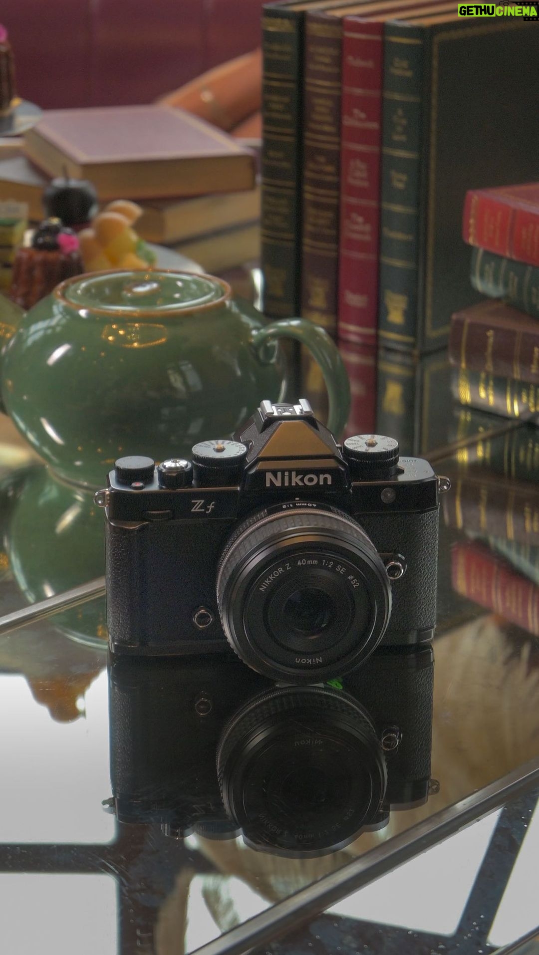 Ken Lertsittichai Instagram - 🎞️Nikon Zf 📸 กล้องfulframe ขนาดพอดีมือที่หล่อมากๆ หลังจากที่ได้ลองไม่ว่ามือใหม่ มืออาชีพถ่ายออกมาสวยหมดเลย✨ ว้าวทั้งกันสั่น5แกนและโหมดB&W ใครมองหากล้องหล่อๆเป็นตัวจบ Zfรออยู่นะครับ💛(อยากได้ด้วยยยย🙋🏻♂️) 📍สอบถามสั่งซื้อได้ที่ตัวแทนจัดจำหน่ายของNikonหรือทางออนไลน์ได้ที่ https://www.nikon.co.th/z-f-nikkor-z-40mm-f-2-se #Nikon #NikonThailand #NikonZf #NikonCreators #MakeItIconic #liveinclassicvibes