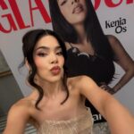 Kenia Os Instagram - WOMEN OF THE YEAR 🤍 @glamourmexico Me gustaría empezar expresando mi gratitud a la Revista Glamour por ser una plataforma de exposición para todas las mujeres que luchamos todos los días contra la marea. Gracias por este gran titulo que llevaré con mucho orgullo pero sobre todo suma responsabilidad.   Para mi, ser mujer es levantarme todos los días y luchar por lo que amo, por eso que me apasiona, frente a todos los obstáculos que se presenten, sabiendo mis valores, mis limites pero sobre todo respetándome a mi misma. Y por luchar por lo que amas me refiero a todas y cada una de las mujeres fuertes que nos despertamos y luchamos por ese trabajo, esa pasion, ese sueño, esa meta, ese hogar, o como mi mamá…ser el sustento 360 de un hogar. Trabajo desde hace 5 años en un industria dominada por hombres en posiciones de poder, he padecido; faltas de respeto, machismo, falta de oportunidades y hate. Han querido calificarme de incapaz y me han estereotipado más veces de las que puedo contar. Sin embargo, después de muchísimo trabajo y esfuerzo el día de hoy, mi nombre tiene un peso dentro de la industria del entretenimiento en Mexico y el mundo. No obstante, mi trabajo no termina aquí, estoy comprometida en ayudar a construir paso a paso un mejor presente para las mujeres de nuestra sociedad. Sé que sin lugar a dudas, mi lucha en este camino resultará positiva para las generaciones que están por venir. Por ultimo, me gustaría agradecer a mi mamá y a mi hermana que se encuentran el día de hoy conmigo, gracias por inspirarme todos los días y enseñarme que ser mujer, es mi superpoder.