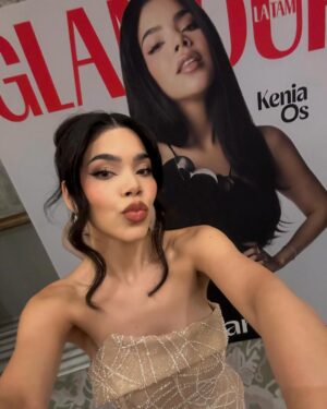 Kenia Os Instagram - WOMEN OF THE YEAR 🤍 @glamourmexico 

Me gustaría empezar expresando mi gratitud a la Revista Glamour por ser una plataforma de exposición para todas las mujeres que luchamos todos los días contra la marea. Gracias por este gran titulo que llevaré con mucho orgullo pero sobre todo suma responsabilidad.  
Para mi, ser mujer es levantarme todos los días y luchar por lo que amo, por eso que me apasiona, frente a todos los obstáculos que se presenten, sabiendo mis valores, mis limites pero sobre todo respetándome a mi misma. 

Y por luchar por lo que amas me refiero a todas y cada una de las mujeres fuertes que nos despertamos y luchamos por ese trabajo, esa pasion, ese sueño, esa meta, ese hogar, o como mi mamá…ser el sustento 360 de un  hogar. 

Trabajo desde hace 5 años en un industria dominada por hombres en posiciones de poder, he padecido; faltas de respeto, machismo, falta de oportunidades y hate. Han querido calificarme de incapaz y me han estereotipado más veces de las que puedo contar. Sin embargo, después de muchísimo trabajo y esfuerzo el día de hoy, mi nombre tiene un peso dentro de la industria del entretenimiento en Mexico y el mundo. No obstante, mi trabajo no termina aquí, estoy comprometida en ayudar a construir paso a paso un mejor presente para las mujeres de nuestra sociedad. Sé que sin lugar a dudas, mi lucha en este camino resultará positiva para las generaciones que están por venir.

Por ultimo, me gustaría agradecer a mi mamá y a mi hermana que se encuentran el día de hoy conmigo, gracias por inspirarme todos los días y enseñarme que ser mujer, es mi superpoder.