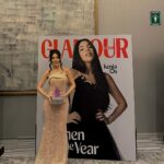 Kenia Os Instagram - WOMEN OF THE YEAR 🤍 @glamourmexico Me gustaría empezar expresando mi gratitud a la Revista Glamour por ser una plataforma de exposición para todas las mujeres que luchamos todos los días contra la marea. Gracias por este gran titulo que llevaré con mucho orgullo pero sobre todo suma responsabilidad.   Para mi, ser mujer es levantarme todos los días y luchar por lo que amo, por eso que me apasiona, frente a todos los obstáculos que se presenten, sabiendo mis valores, mis limites pero sobre todo respetándome a mi misma. Y por luchar por lo que amas me refiero a todas y cada una de las mujeres fuertes que nos despertamos y luchamos por ese trabajo, esa pasion, ese sueño, esa meta, ese hogar, o como mi mamá…ser el sustento 360 de un hogar. Trabajo desde hace 5 años en un industria dominada por hombres en posiciones de poder, he padecido; faltas de respeto, machismo, falta de oportunidades y hate. Han querido calificarme de incapaz y me han estereotipado más veces de las que puedo contar. Sin embargo, después de muchísimo trabajo y esfuerzo el día de hoy, mi nombre tiene un peso dentro de la industria del entretenimiento en Mexico y el mundo. No obstante, mi trabajo no termina aquí, estoy comprometida en ayudar a construir paso a paso un mejor presente para las mujeres de nuestra sociedad. Sé que sin lugar a dudas, mi lucha en este camino resultará positiva para las generaciones que están por venir. Por ultimo, me gustaría agradecer a mi mamá y a mi hermana que se encuentran el día de hoy conmigo, gracias por inspirarme todos los días y enseñarme que ser mujer, es mi superpoder.