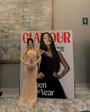 Kenia Os Instagram - WOMEN OF THE YEAR 🤍 @glamourmexico 

Me gustaría empezar expresando mi gratitud a la Revista Glamour por ser una plataforma de exposición para todas las mujeres que luchamos todos los días contra la marea. Gracias por este gran titulo que llevaré con mucho orgullo pero sobre todo suma responsabilidad.  
Para mi, ser mujer es levantarme todos los días y luchar por lo que amo, por eso que me apasiona, frente a todos los obstáculos que se presenten, sabiendo mis valores, mis limites pero sobre todo respetándome a mi misma. 

Y por luchar por lo que amas me refiero a todas y cada una de las mujeres fuertes que nos despertamos y luchamos por ese trabajo, esa pasion, ese sueño, esa meta, ese hogar, o como mi mamá…ser el sustento 360 de un  hogar. 

Trabajo desde hace 5 años en un industria dominada por hombres en posiciones de poder, he padecido; faltas de respeto, machismo, falta de oportunidades y hate. Han querido calificarme de incapaz y me han estereotipado más veces de las que puedo contar. Sin embargo, después de muchísimo trabajo y esfuerzo el día de hoy, mi nombre tiene un peso dentro de la industria del entretenimiento en Mexico y el mundo. No obstante, mi trabajo no termina aquí, estoy comprometida en ayudar a construir paso a paso un mejor presente para las mujeres de nuestra sociedad. Sé que sin lugar a dudas, mi lucha en este camino resultará positiva para las generaciones que están por venir.

Por ultimo, me gustaría agradecer a mi mamá y a mi hermana que se encuentran el día de hoy conmigo, gracias por inspirarme todos los días y enseñarme que ser mujer, es mi superpoder.