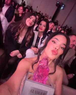 Kenia Os Instagram - WOMEN OF THE YEAR 🤍 @glamourmexico 

Me gustaría empezar expresando mi gratitud a la Revista Glamour por ser una plataforma de exposición para todas las mujeres que luchamos todos los días contra la marea. Gracias por este gran titulo que llevaré con mucho orgullo pero sobre todo suma responsabilidad.  
Para mi, ser mujer es levantarme todos los días y luchar por lo que amo, por eso que me apasiona, frente a todos los obstáculos que se presenten, sabiendo mis valores, mis limites pero sobre todo respetándome a mi misma. 

Y por luchar por lo que amas me refiero a todas y cada una de las mujeres fuertes que nos despertamos y luchamos por ese trabajo, esa pasion, ese sueño, esa meta, ese hogar, o como mi mamá…ser el sustento 360 de un  hogar. 

Trabajo desde hace 5 años en un industria dominada por hombres en posiciones de poder, he padecido; faltas de respeto, machismo, falta de oportunidades y hate. Han querido calificarme de incapaz y me han estereotipado más veces de las que puedo contar. Sin embargo, después de muchísimo trabajo y esfuerzo el día de hoy, mi nombre tiene un peso dentro de la industria del entretenimiento en Mexico y el mundo. No obstante, mi trabajo no termina aquí, estoy comprometida en ayudar a construir paso a paso un mejor presente para las mujeres de nuestra sociedad. Sé que sin lugar a dudas, mi lucha en este camino resultará positiva para las generaciones que están por venir.

Por ultimo, me gustaría agradecer a mi mamá y a mi hermana que se encuentran el día de hoy conmigo, gracias por inspirarme todos los días y enseñarme que ser mujer, es mi superpoder.